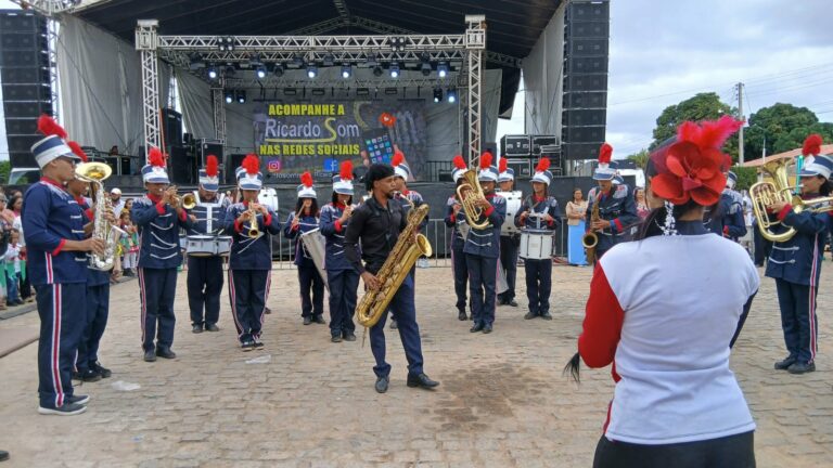 APRESENTAÇÃO FANFARRA FANMUND na 37ª Festa do Produtor Rural de Umbuzeiro, Mundo Novo. Bahia